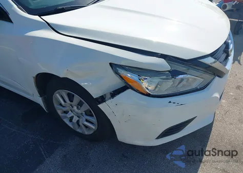 2017 Nissan Altima 2.5 S z USA, uszkodzony, nr VIN 1N4AL3AP8HC215893